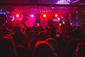 VTC soirée à Caen : rentrez en toute sécurité avec un chauffeur privé